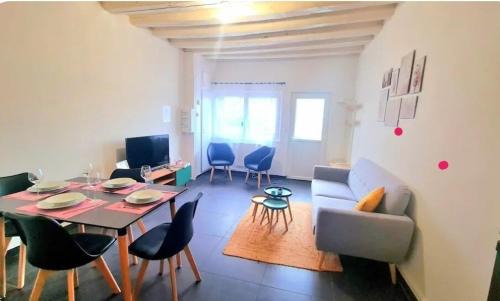 Conches-en-Ouche Apartment | Citadin Familial, WIFI HD, parking centre ville