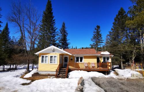 Chertsey Ski Chalet | CITQ 303469.CHALET OASIS DE PAIX. BORD DE L’EAU.4 SAISONS.À LOUER