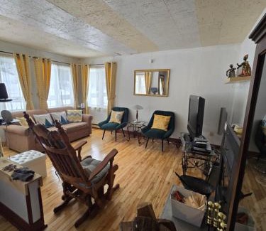 Chertsey Ski Chalet | CITQ 303469.CHALET OASIS DE PAIX. BORD DE L’EAU.4 SAISONS.À LOUER