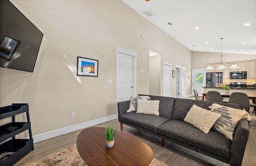 Downtown Historic District House | Citrus Hideaway l Hot Tub l 1 Block to Downtown