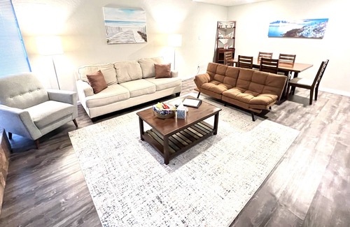 Spring House | City Access House w Pool-near IAH/sleeps 12