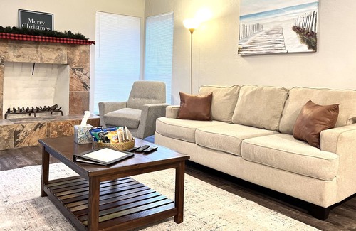Spring House | City Access House w Pool-near IAH/sleeps 12