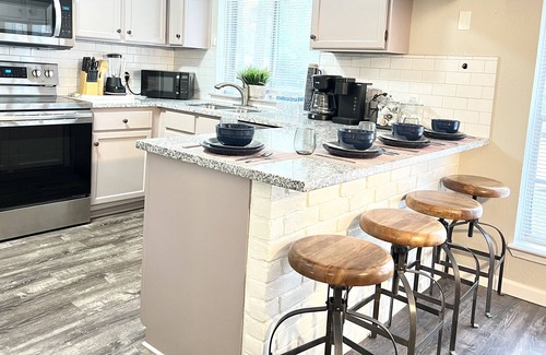 Spring House | City Access House w Pool-near IAH/sleeps 12