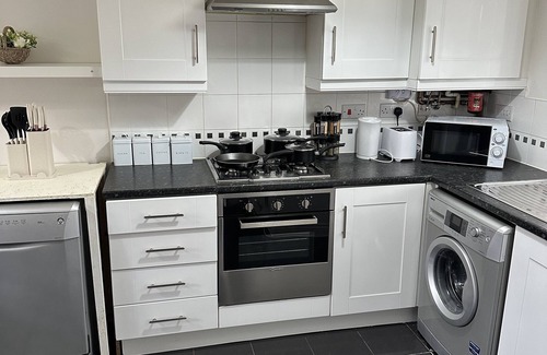 Broadheath House | City Airport Apartment