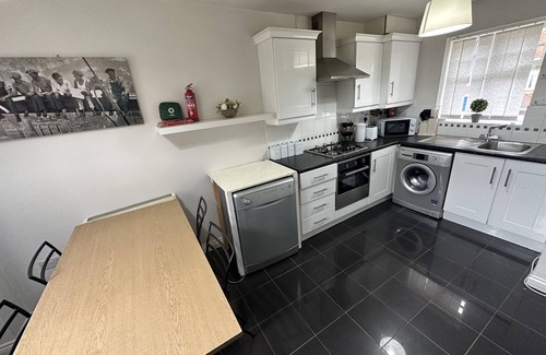 Broadheath House | City Airport Apartment