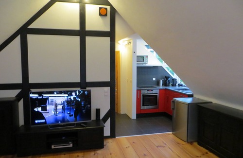 Schmoeckwitz Apartment | City and countryside, fully equipped apartment in the fisherman's house on the lake for 2