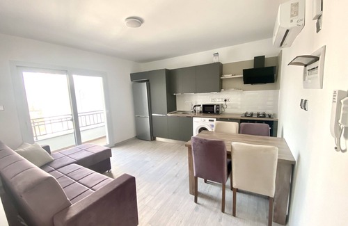 Trikomo Apartment | City apartment with amazing pool - 300 meters to Long Beach