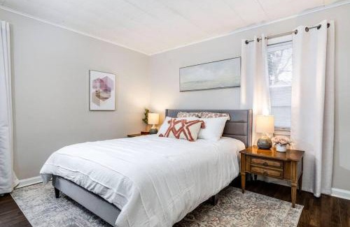 Bexley Apartment | City Boho ✦ New Kitchen ✦ King Bed ✦ WFH