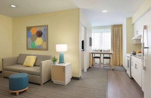 Central Business District Apartment | City Break! Spacious Rooms w/Perfect Central Locale near Canal Street