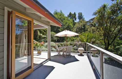 Titirangi Apartment | City-Bush Retreat - serviced private quiet fully equipped quality apartment