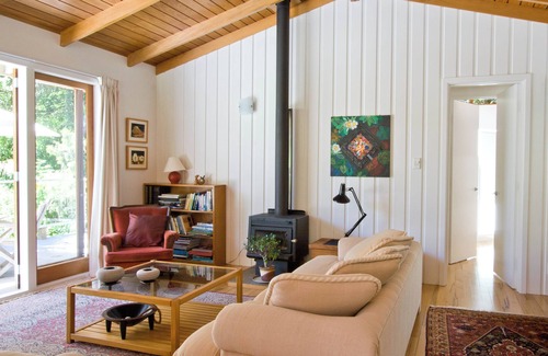 Titirangi Apartment | City-Bush Retreat - serviced private quiet fully equipped quality apartment