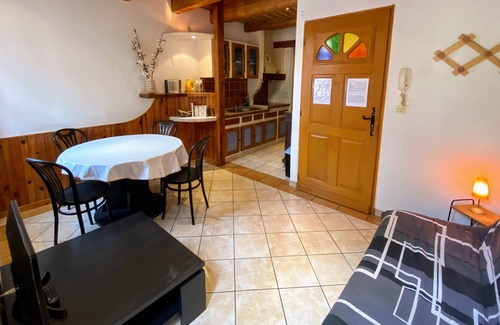 Laragne-Monteglin Apartment | City center apartment with wifi, balcony and patio