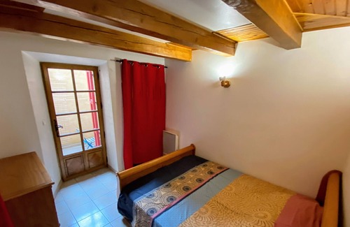 Laragne-Monteglin Apartment | City center apartment with wifi, balcony and patio