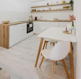 Resita Apartment | City Center Accomodation - 101
