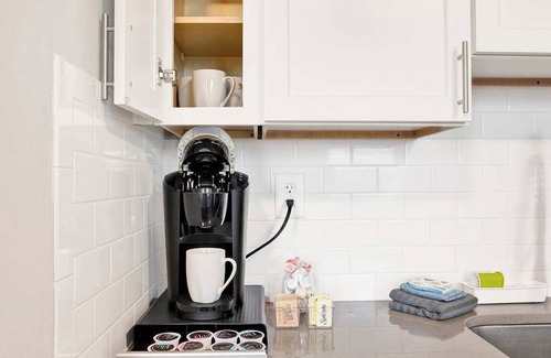 Central Business District Apartment | City Center Apartment - Free Parking & Great Views!