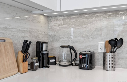 Richmond City Centre Apartment | City Center Brand New 1 Bedroom 4 Guests Apartment