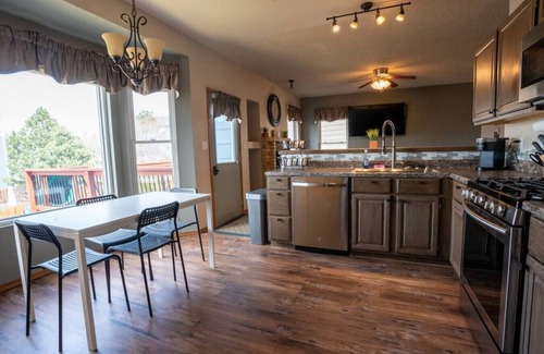 Northeast Colorado Springs House | City Center Chalet 💦Hot Tub 🔥Pit 🏔Slide - 10min➜USAFA