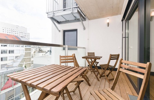 Leopoldstadt Apartment | City Center Penthouse: Modern 5BR w/AC, Riverside