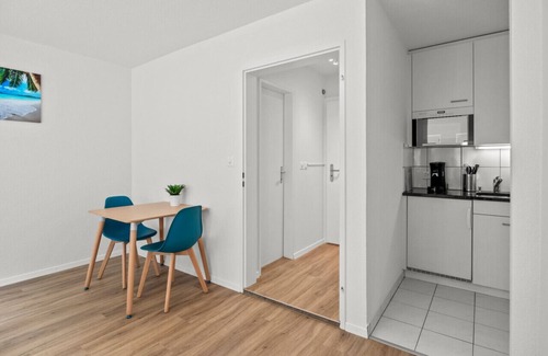 Winterthur Apartment | City Center Twin Bed Workplace Washer