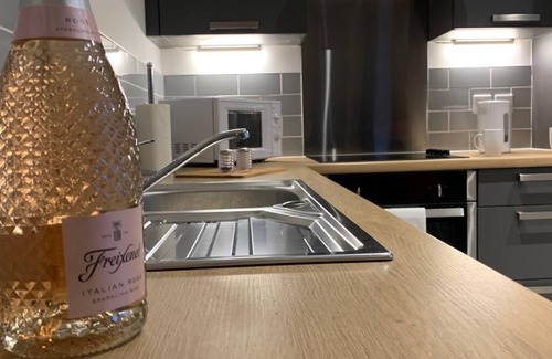 Wolverhampton Apartment | City Centre 2 Bed Apartment with free parking