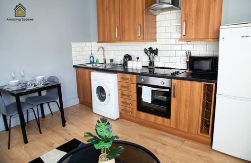 Warrington Apartment | City Centre 2 Bed Flat Sleeps 3 for Work and Leisure with Private Parking & Wifi