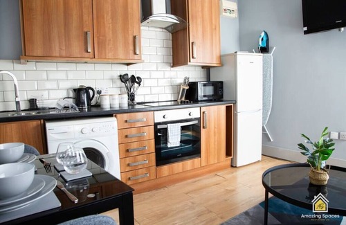 Warrington Apartment | City Centre 2 Bed Flat Sleeps 3 for Work and Leisure with Private Parking & Wifi
