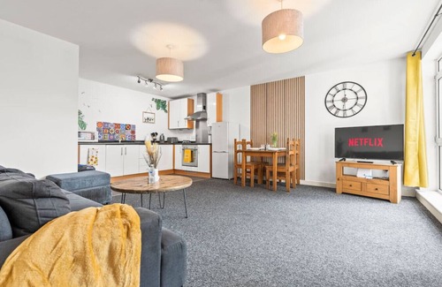 Coventry City Centre House | City Centre Apartment Balcony Private Parking WiFi Smart TV