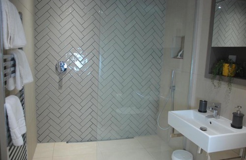 York Apartment | City Centre Garden view getaway for 2 FREE ONSITE PARKING