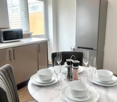 Atlantic Wharf House | City Centre House - Pet Friendly - Free Parking - 2 Bedroom - Large Garden