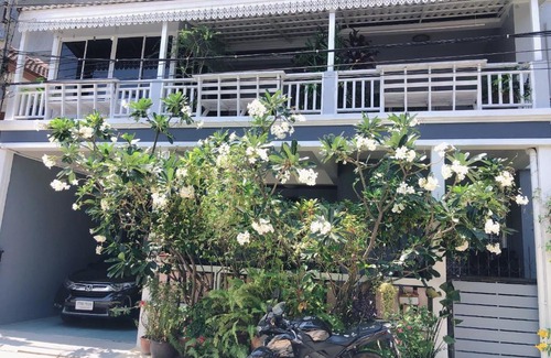 Bang Lamphu Lang Villa | city centre near the beach villa