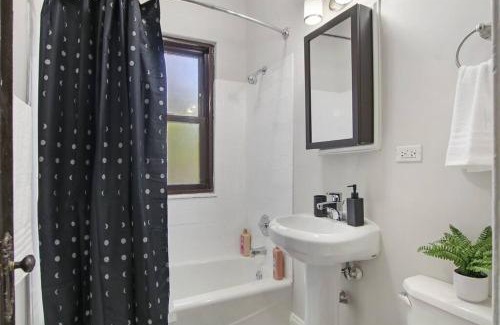 Hyde Park Apartment | City Charm 1-Bedroom Oasis - Woodlawn 1E