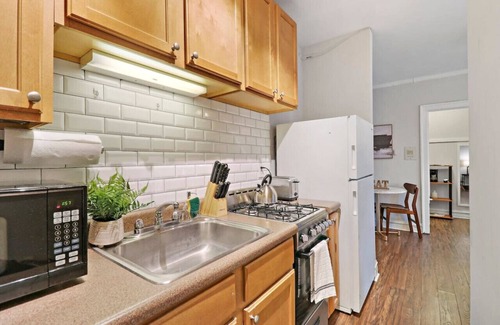 Hyde Park Apartment | City Charm Studio Apt in Chicago