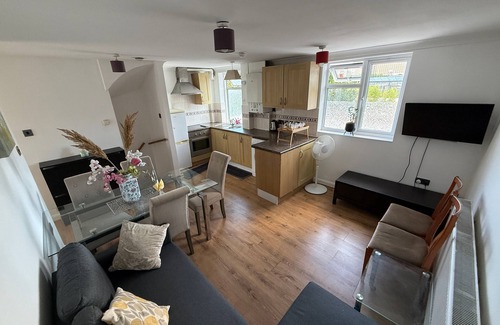 West Hendon Apartment | City Chic 2 Bedroom Duplex flat, North West London