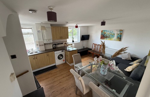 West Hendon Apartment | City Chic 2 Bedroom Duplex flat, North West London