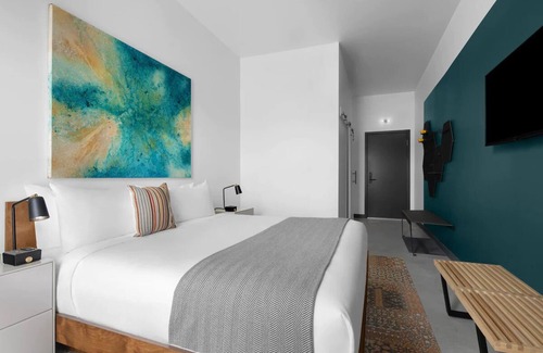 People's Freeway Hotel | City Chic Getaway, evo Comfort, Ideal for Outdoors, Dogs Are Welcome!