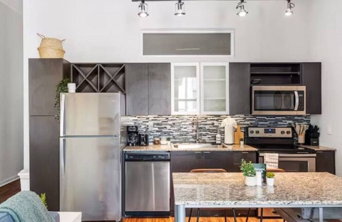 Downtown Cincinnati Apartment | City Club 2Bedroom Pool +Gym Walk to Carew Tower