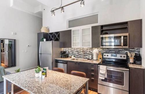 Downtown Cincinnati Apartment | City Club 2Bedroom Pool +Gym Walk to Carew Tower