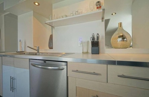 Pittsburgh House | City Cottage with Yard Sleeps 8