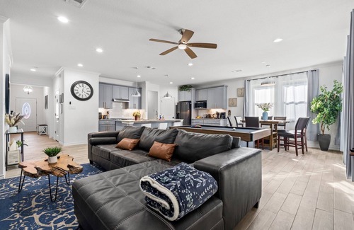 South Arlington House | City Escape: Contemporary Home Mins from Six Flags and Stadiums.