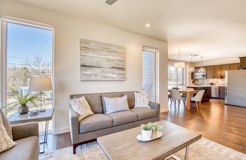Historic Montford Apartment | City escape near downtown with rooftop deck, gas grills, WiFi & private balcony