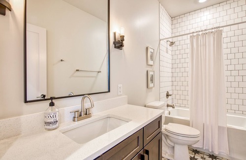 Historic Montford Apartment | City escape near downtown with rooftop deck, gas grills, WiFi & private balcony