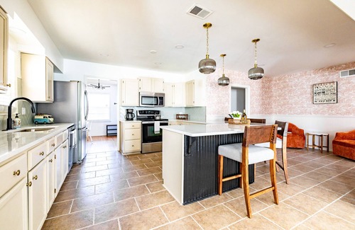 East Memphis House | City escape w/heated pool and outdoor fun