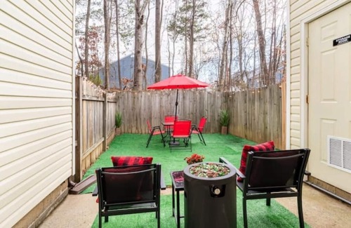 Peachtree Corners House | City Escape with King Bed, Arcade, Bagel Bar, & Firepit