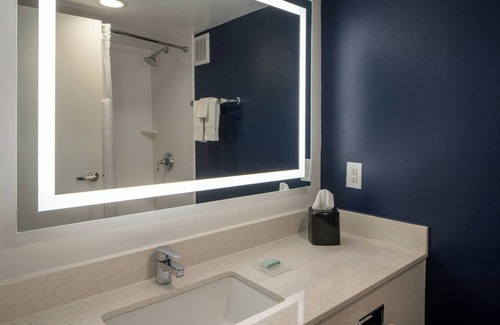 Read Boulevard East Hotel | City Express by Marriott New Orleans 1-10