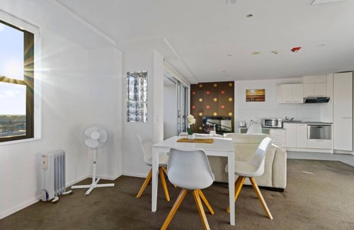 Newton Apartment | City Fringe Apt w Sunset Views Minutes To Hospital