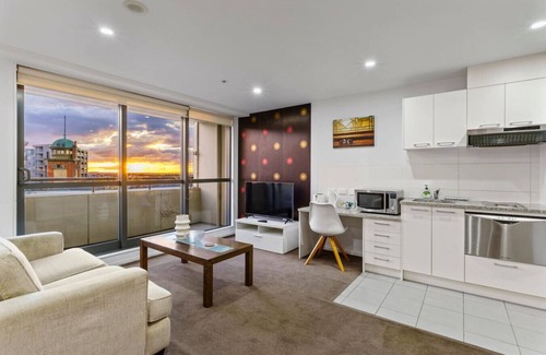 Newton Apartment | City Fringe Apt w Sunset Views Minutes To Hospital