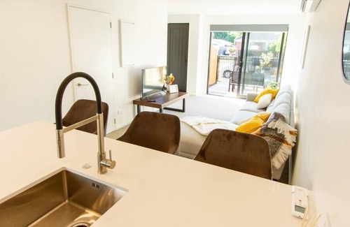 Somerfield House | City Fringe near Barrington Mall 2 Bed w/Carpark