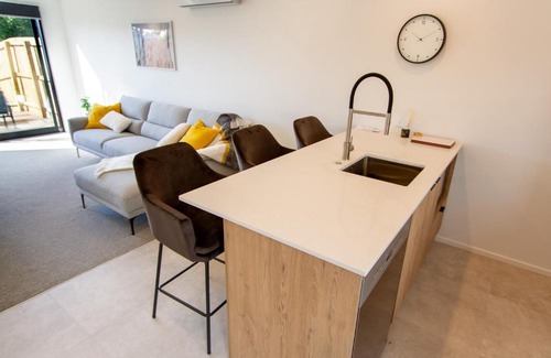 Somerfield Apartment | City Fringe near Barrington mall 2 bed w/carpark
