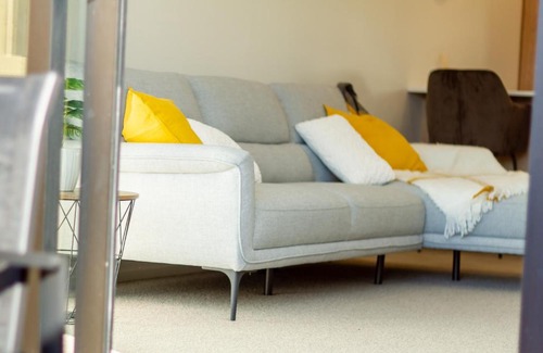 Somerfield Apartment | City Fringe near Barrington mall 2 bed w/carpark