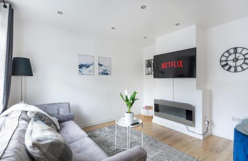 St. Dunstan's House | City Gem - 2 Bed House, 6 mins from Liverpool Street, Shops & Restaurants